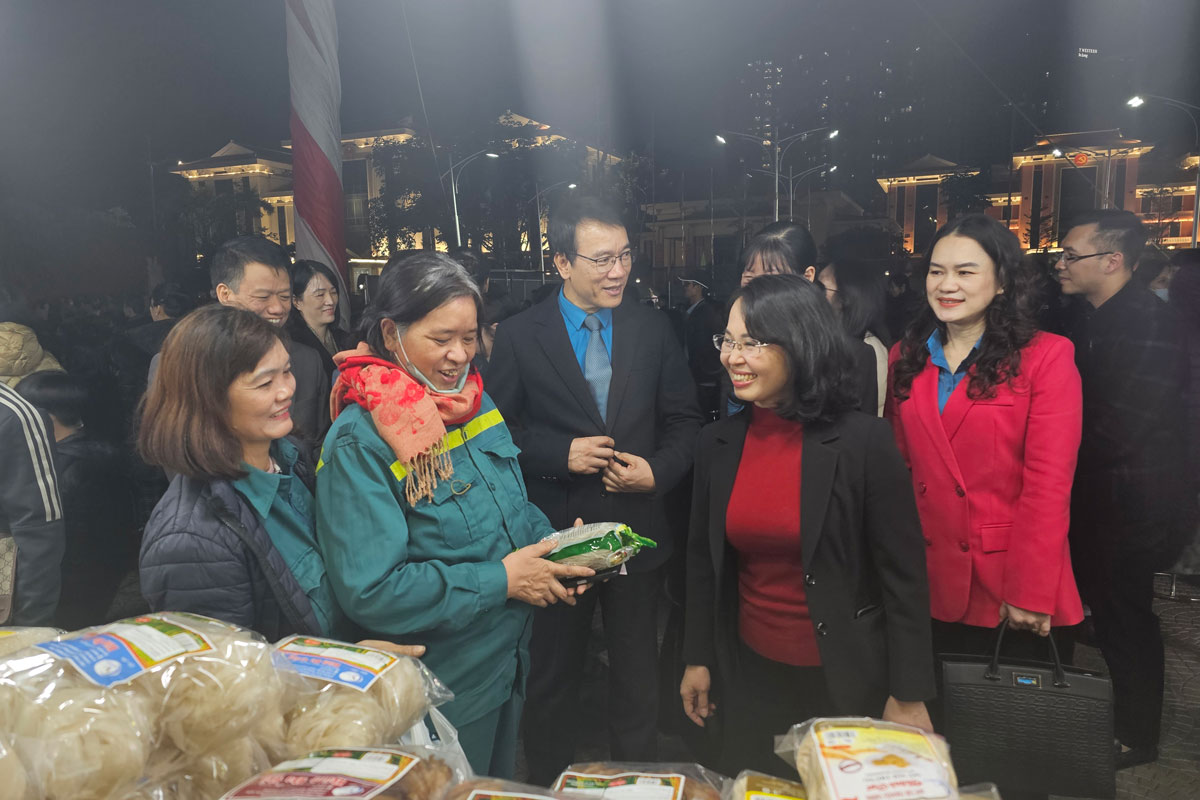 Comrade Trinh Thi Minh Thanh - Standing Deputy Secretary of the Provincial Party Committee, Chairman of Quang Ninh Provincial People's Council - visits workers and laborers at the 2025 Trade Union Tet Market. Photo: Dieu Hoang