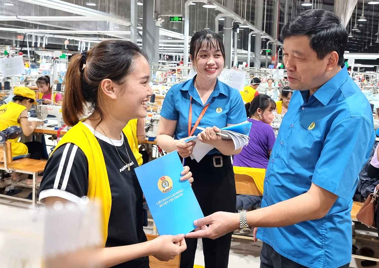 Chairman of Nghe An Provincial Labor Federation Kha Van Tam presents gifts to workers. Photo: Quang Dai