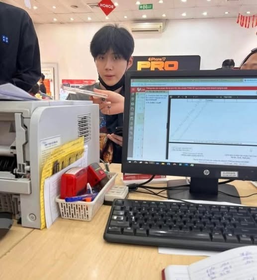 Hinh anh Kim Seon Ho mua iPhone 17 o Viet Nam. Anh chup man hinh.