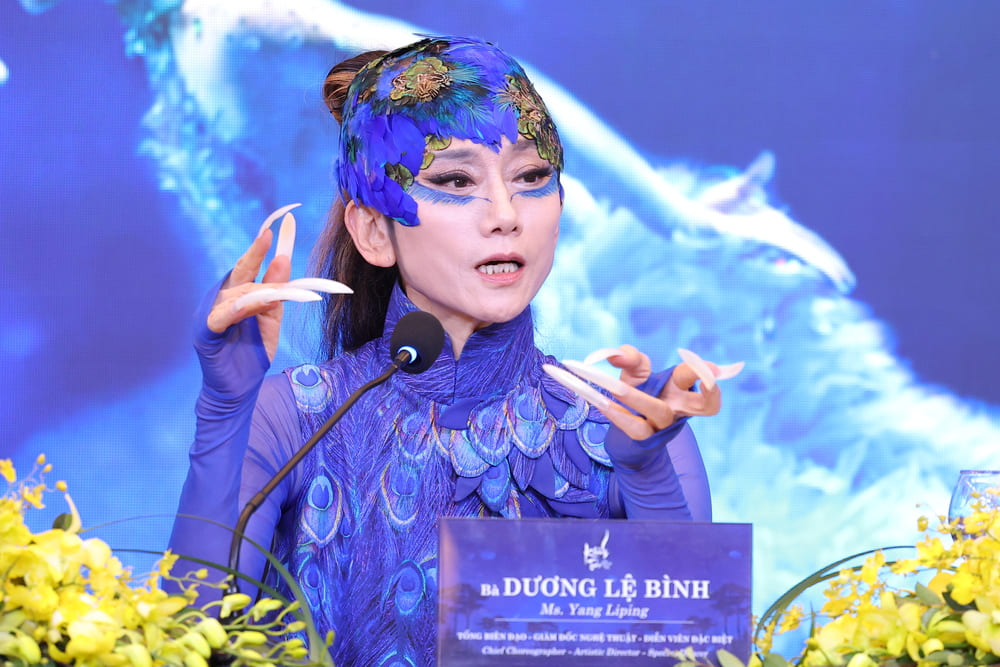 “Chim cong lang mua” cho biet, “Khong Tuoc” khong chi ke cau chuyen ve thien nhien, sinh menh, truong thanh, nhan tinh va tinh yeu. Va tat ca dieu do deu chay trong co the giup Duong Le Binh bieu dat ra ngoai mot cach that tu nhien. Anh: Hoa Nguyen