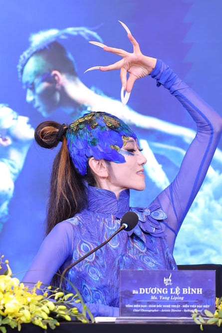 Sinh nam 1958 tai Van Nam (Trung Quoc), nu nghe si Duong Le Binh theo duoi nvan giu duoc voc dang thon tha 