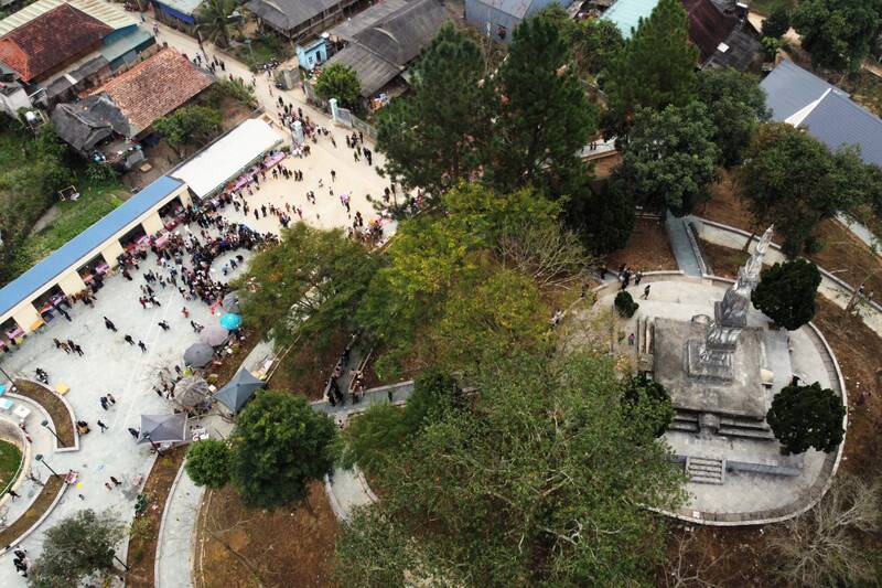 Border market at the foot of Muong Va ancient tower, Sop Cop commune. Photo: Truong Son