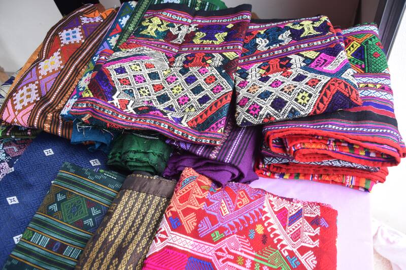 Cac gian hang bay ban, gioi thieu cac san pham dac trung cua khu vuc Sop Cop. Anh: Nhat Minh