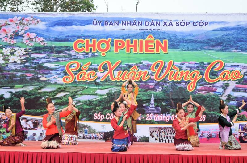 Cac tiet muc van nghe tai cho phien mang dam ban sac van hoa cac dan toc xa Sop Cop. Anh: Nhat Minh