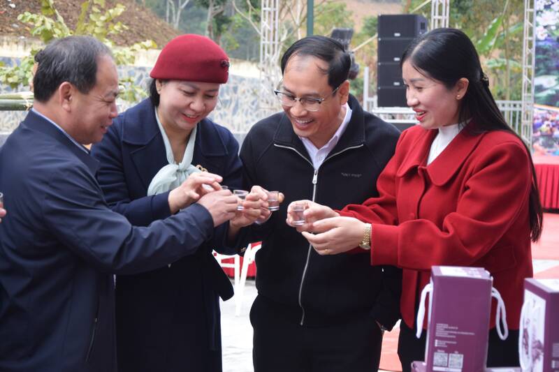 Du khach va nguoi dan tham quan, thuong thuc am thuc tai phien cho. Anh: Nhat Minh