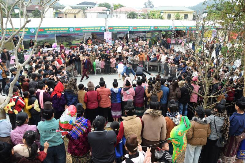 Thi bit mat bat vit tai phien cho. Anh: Nhat Minh