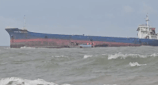 Cargo ship stranded at Cua Viet port. Photo: Han Nguyen