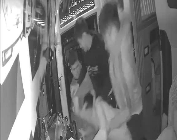 Police investigate and verify the case of a passenger car assistant in Dak Lak being assaulted by a group of strangers at night. Photo: Police provided