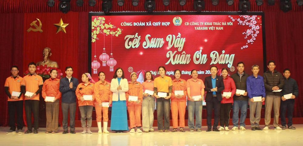 The organizing committee presented 98 Tet gifts to union members and workers in difficult circumstances. Photo: Nghe An Trade Union.