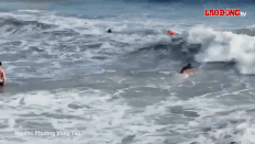 Rescuers rushed out to sea to support victims swept away by water. Photo: Thanh An