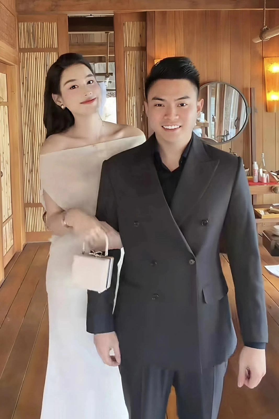 Hoa hau Do Ha va chong du cuoi A hau Phuong Nhi. Anh: Cat tu video.