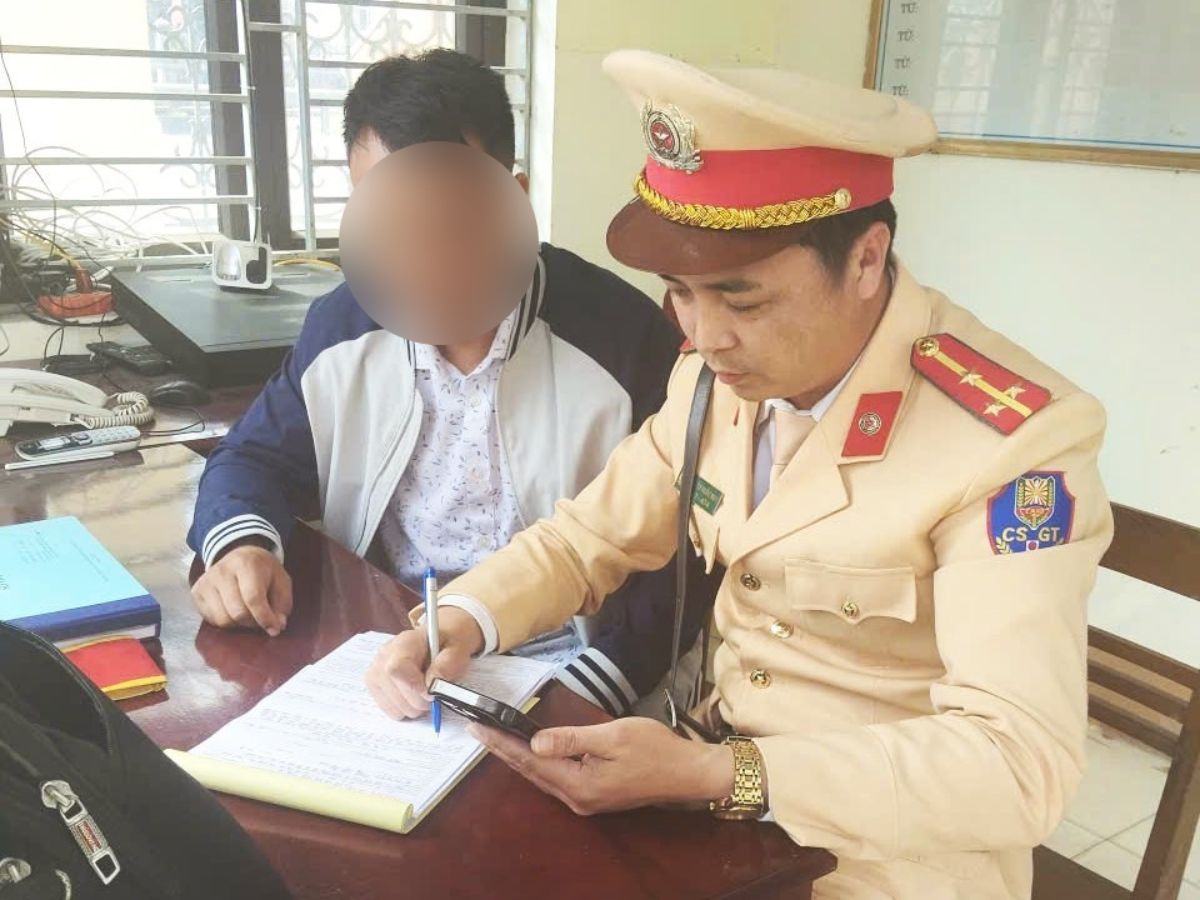 Phòng Cảnh sát giao thông Công an tỉnh Ninh Bình xử lý vi phạm. Ảnh: Công an tỉnh Ninh Bình