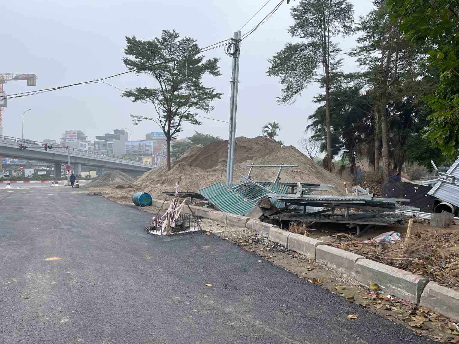 Hang rao thi cong tai nut giao Co Linh duoc do bo.