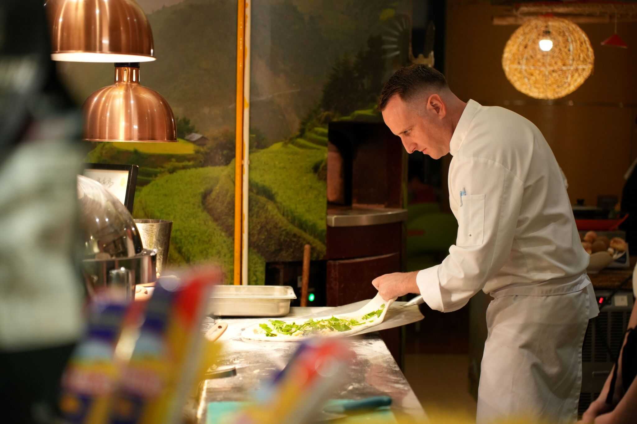 Cac dau bep thuc hien mon pizza pho ga. Anh: Phuong Linh