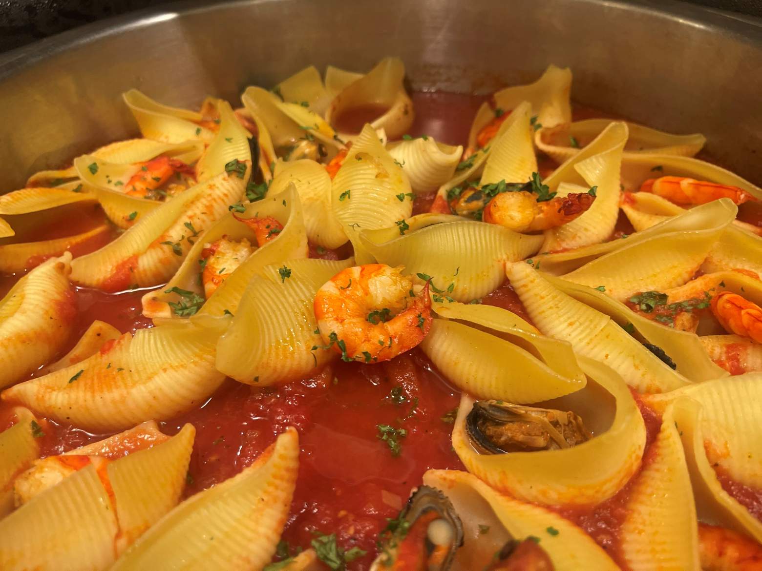 Mi Y hai san Nha Trang, noi di san pasta lau doi cua Y hoa quyen cung hai san tuoi ngon tu vung bien mien Trung, tham dam sot ca chua hai hoa, goi nhac su phong khoang cua bien ca. Anh: Phuong Linh