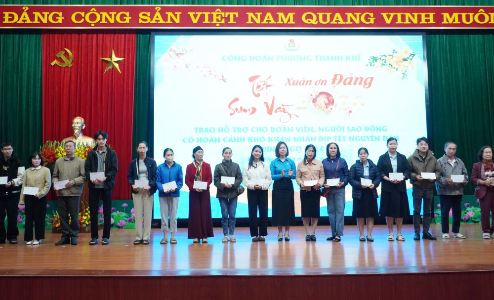 Thanh Khe Ward Trade Union, Da Nang takes care of Tet for workers. Photo: Tran Thi