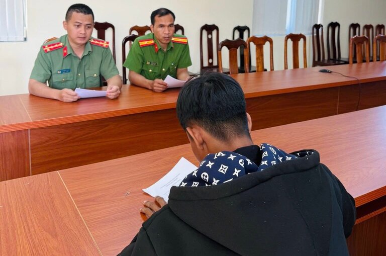 Cơ quan chức năng xử lý đối tượng có hành vi đăng tải các clip kèm bình luận có nội dung xuyên tạc, bôi nhọ lực lượng Cảnh sát Giao thông. Ảnh: Công an cung cấp