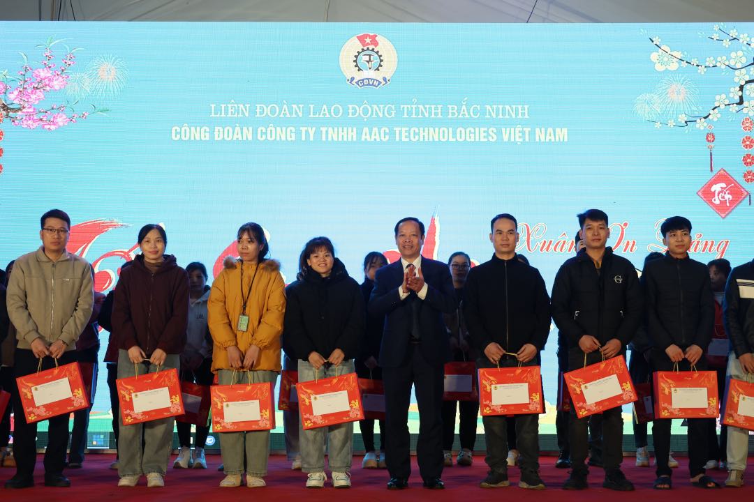Mr. Nghiem Xuan Huong - Provincial Party Committee member, Vice Chairman of the Provincial People's Council - presents Tet gifts to trade union members and workers in difficult circumstances. Photo: Quyet Chien