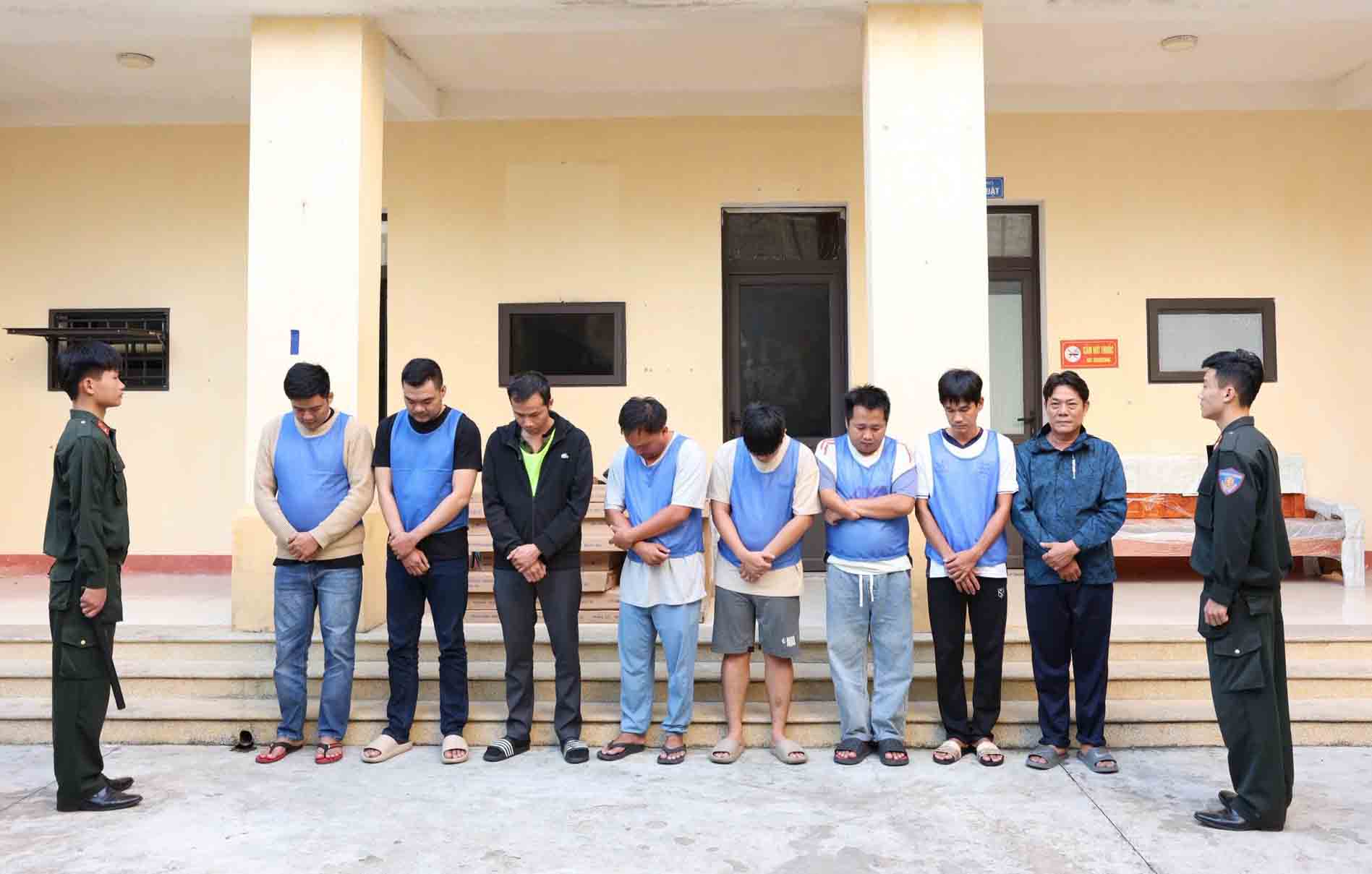 Triệt phá đường dây cá độ bóng đá, Công an tỉnh Hà Tĩnh bắt giữ nhiều đối tượng. Ảnh: Công an Hà Tĩnh.