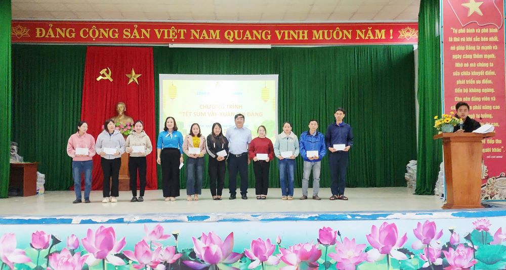 Nui Thanh Commune Trade Union in Da Nang presents Tet Binh Ngo 2026 support gifts to union members. Photo: Tran Thi