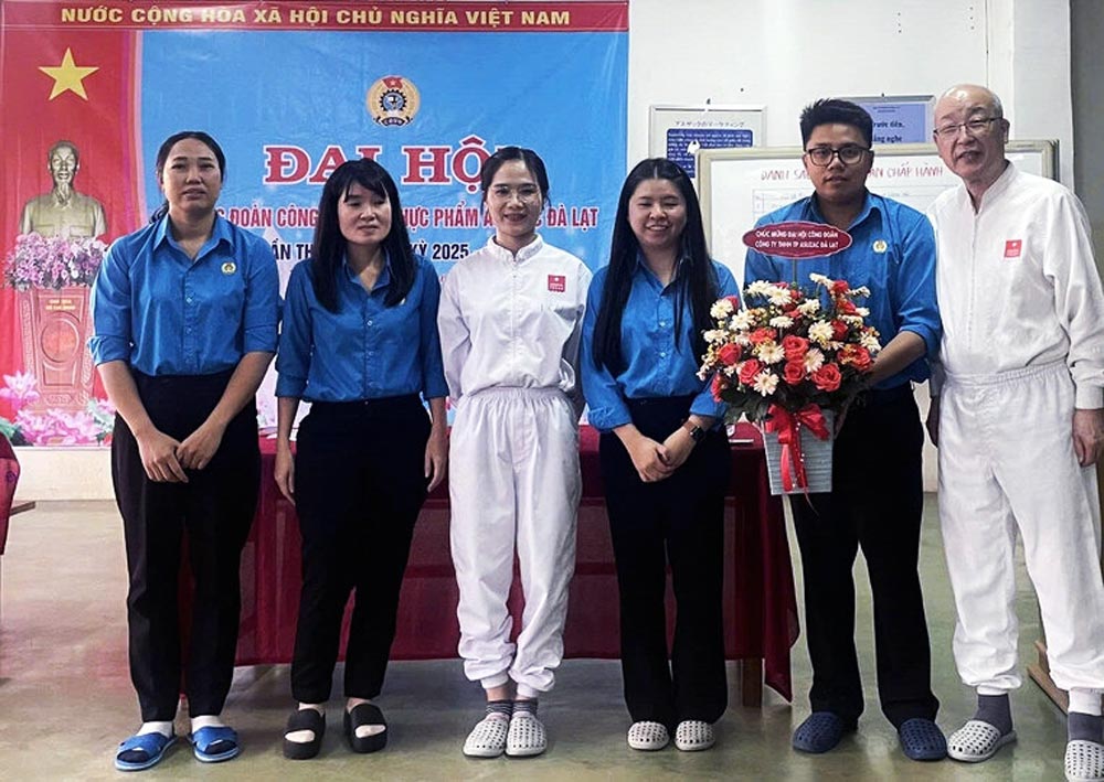 The Trade Union Executive Committee always strives and accompanies the Board of Directors of ASUZAC Da Lat Food Co., Ltd. to take care of jobs and living conditions for workers to become better and better. Photo: Duc Lam