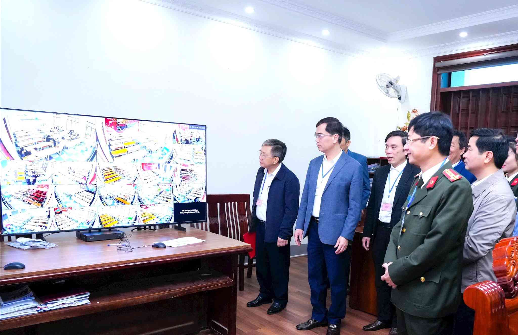 Les dirigeants des departements et secteurs de la province de Nghe An inspectent le bureau de surveillance de l'examen de recrutement de fonctionnaires de l'education. Photo: Ngoc Anh