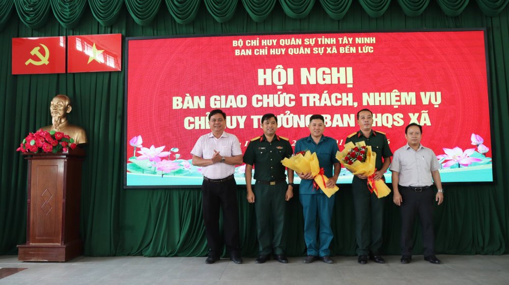 Hội nghị bàn giao chức trách, nhiệm vụ Chỉ huy trưởng Ban Chỉ huy Quân sự xã Bến Lức. Ảnh: benluc.tayninh.gov.vn