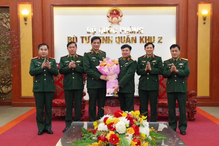 Heads of the Command and agencies of Military Region 2 congratulate Lieutenant General Pham Hong Chuong - former Commander of the Military Region (third from right) on his retirement to enjoy social insurance benefits. Photo: Military Region 2