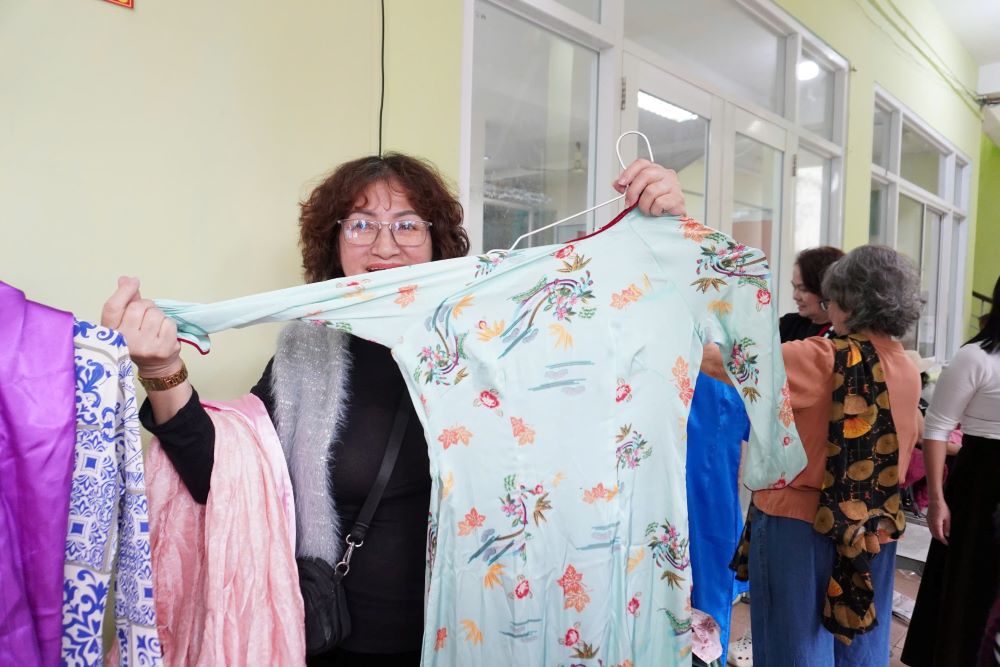 The 10,000 VND Loving Ao Dai market is warm on the days leading up to Tet in Da Nang. Photo: Tran Thi