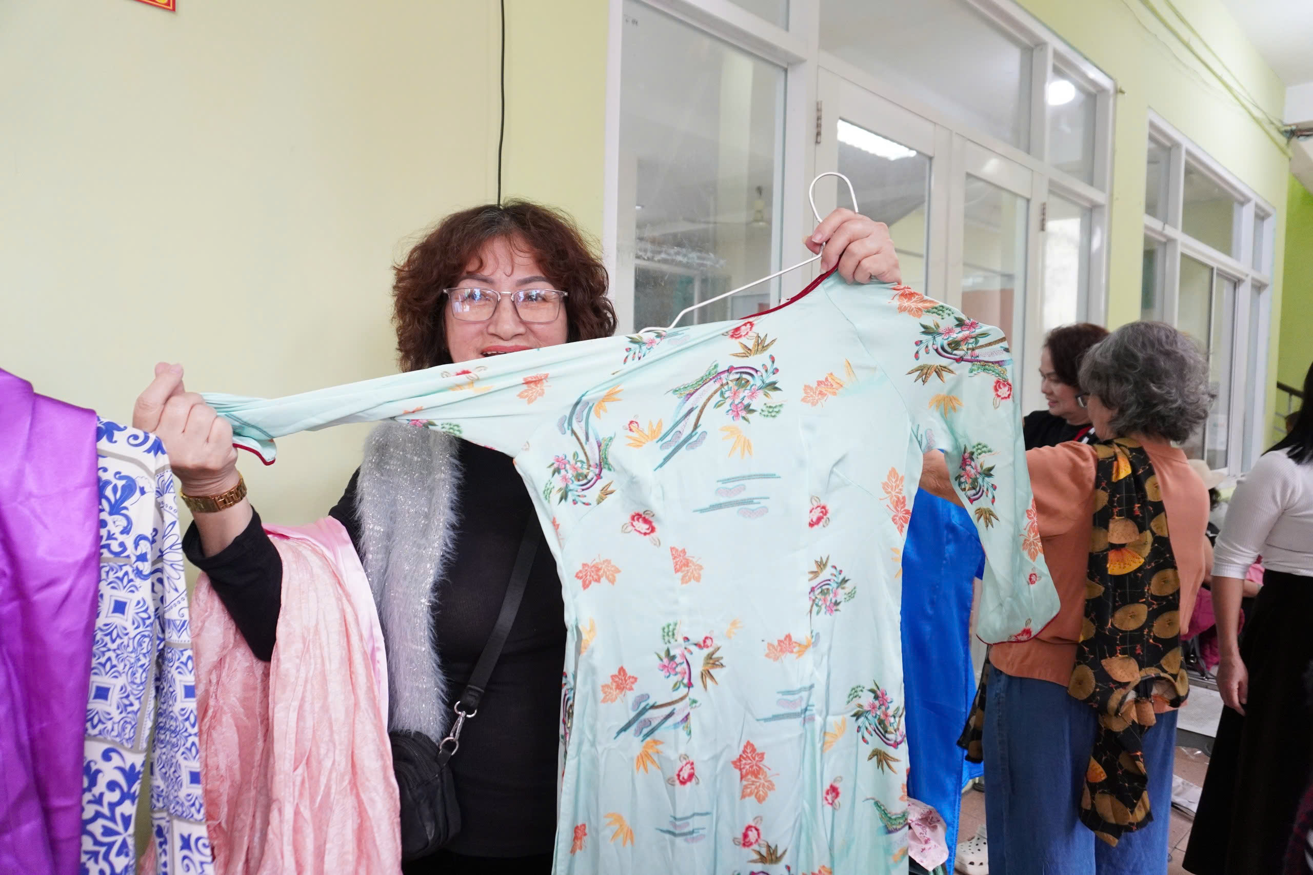 Moi chiec ao dai tai phien cho duoc to chuc o phuong Hai Chau (TP Da  Nang) chi duoc ban voi gia 10.000 dong. Anh: Tran Thi