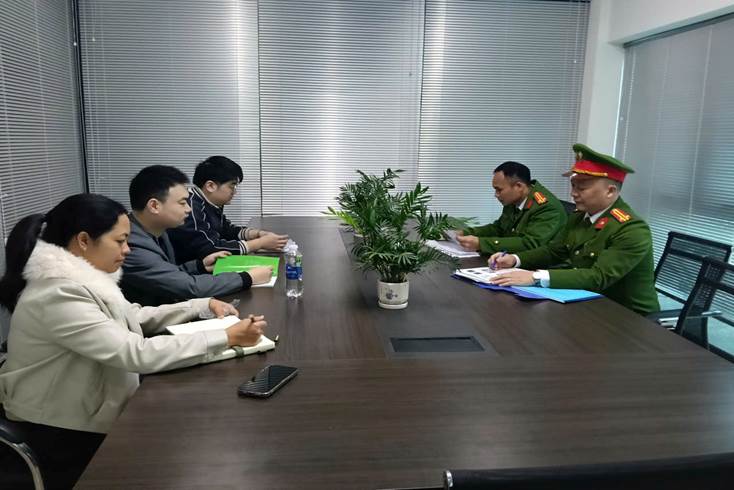 띠엔선 산업단지, 다이동-호안선 산업단지 지역에 거주하고 활동하는 외국인 검토. 사진: 박닌성 공안