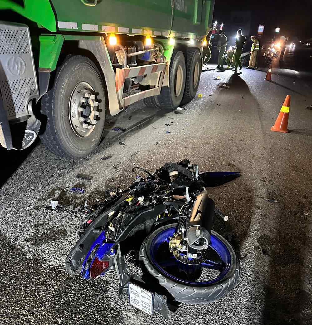 Xe may vang xuong duong sau cu va cham. Anh: Duy Tuan 