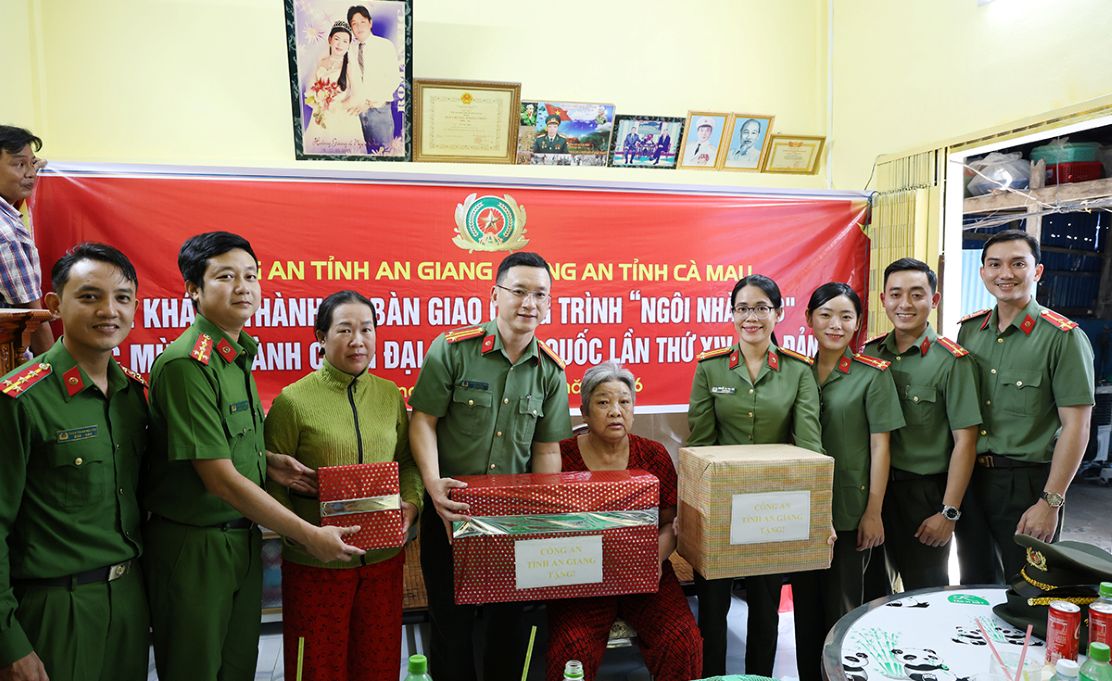 Ban Thanh nien, Ban Phu nu Cong an tinh An Giang tang nhung phan qua cua Cong an tinh cho gia dinh ba Dang Kim Em. Anh: Vu Tien