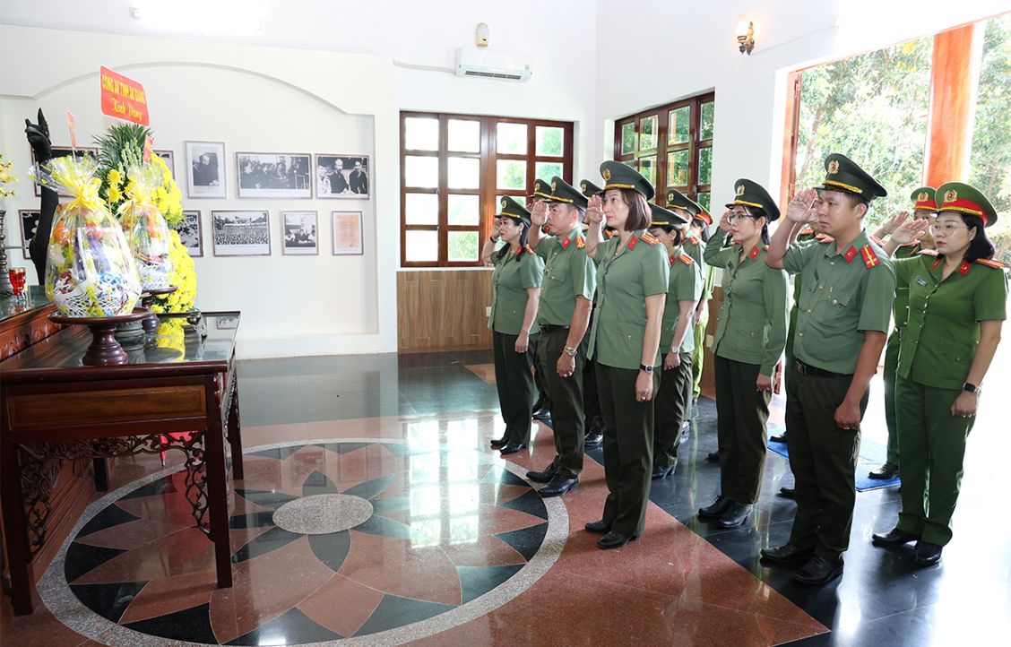 Doan thanh kinh dang huong, dang hoa tai Nha tuong niem Chu tich Ho Chi Minh. Anh: Vu Tien