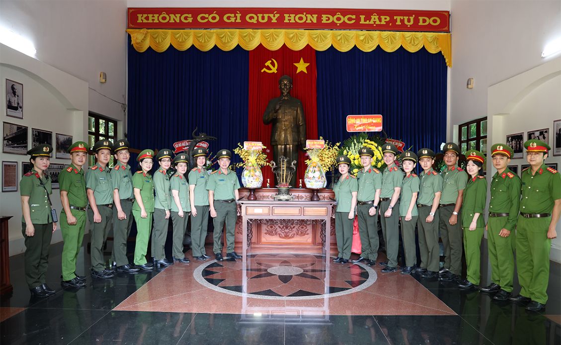 Cong an 02 tinh An Giang va Ca Mau dang huong, dang hoa tai Nha tuong niem Chu tich Ho Chi Minh tai Khu di tich lich su Quoc gia Hon Da Bac. Anh: Vu Tien 