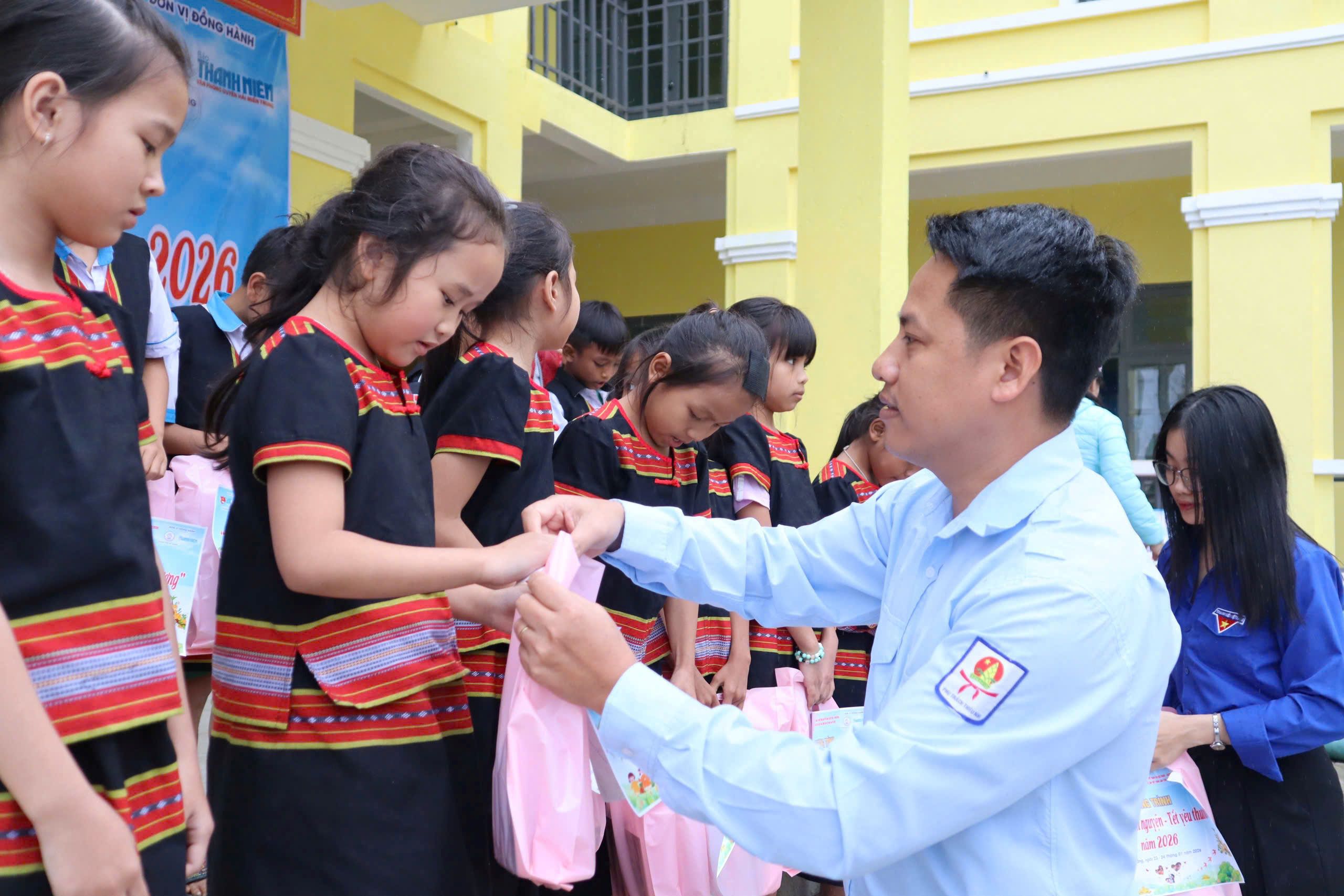 Trao dung cu hoc tap, vo hoc sinh va ao am cho cac em hoc sinh. Anh: Thanh doan