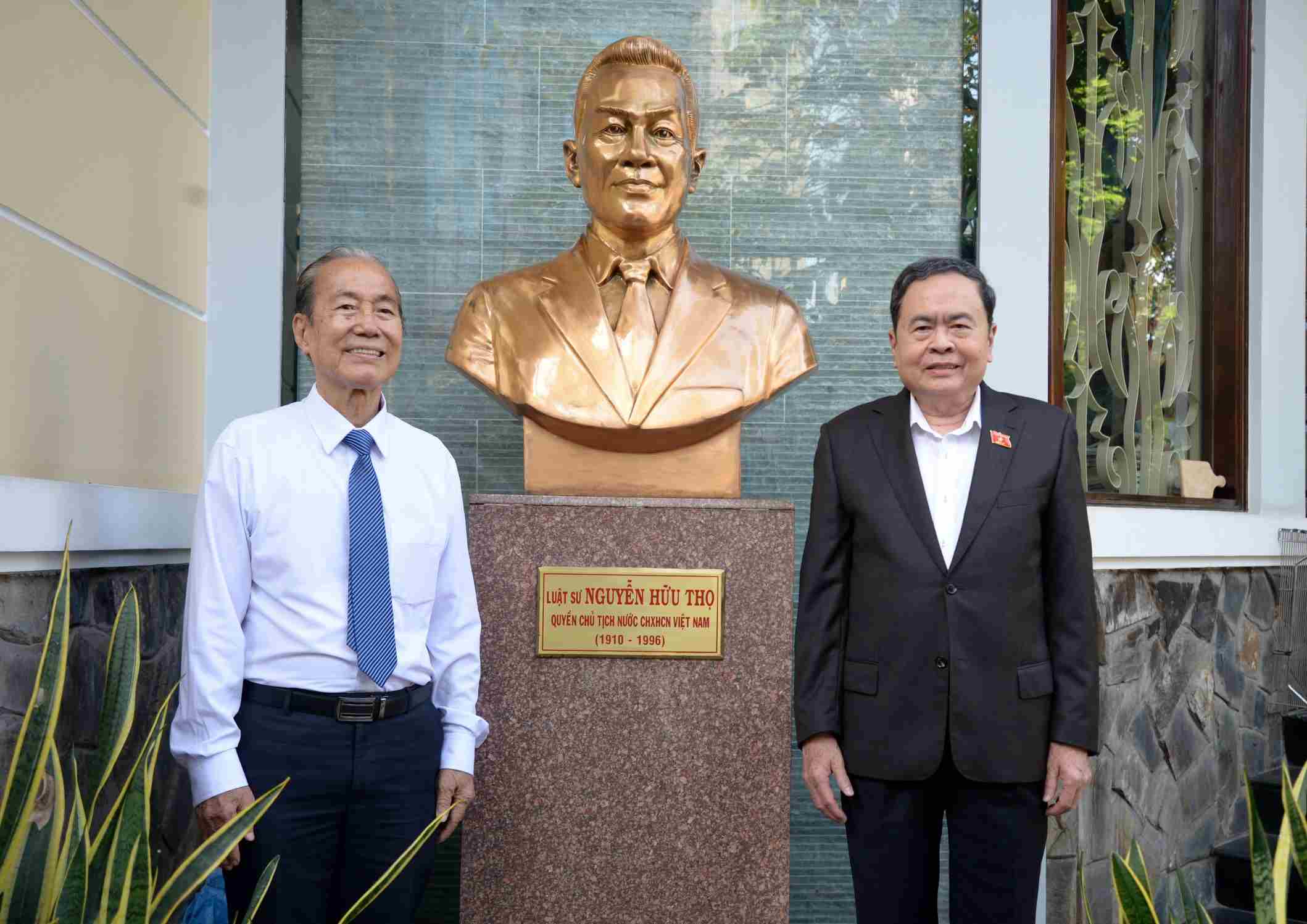 Le president de l'Assemblee nationale Tran Thanh Man prend une photo souvenir sur la statue de l'ancien president de l'Assemblee nationale Nguyen Huu Tho. Photo: Ha Khanh