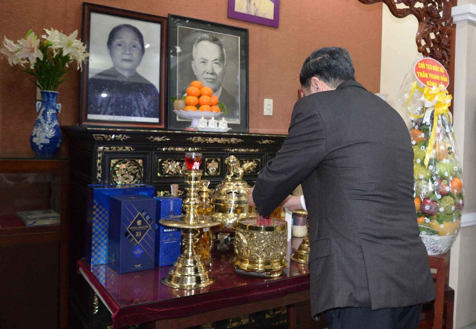 Chu tich Quoc hoi Tran Thanh Man dang huong tuong nho co Chu tich Quoc hoi Nguyen Huu Tho .Anh: Ha Khanh