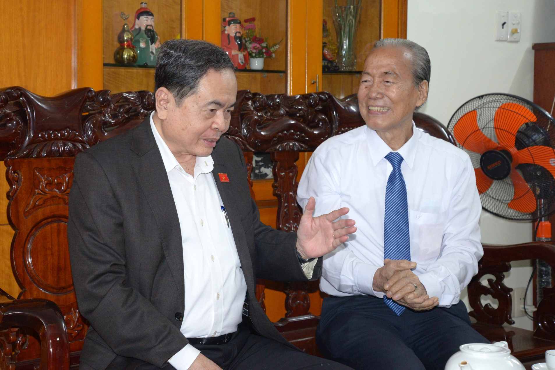 Chu tich Quoc hoi Tran Thanh Man trao doi voi ong Nguyen Huu Chau.  Anh: Ha Khanh