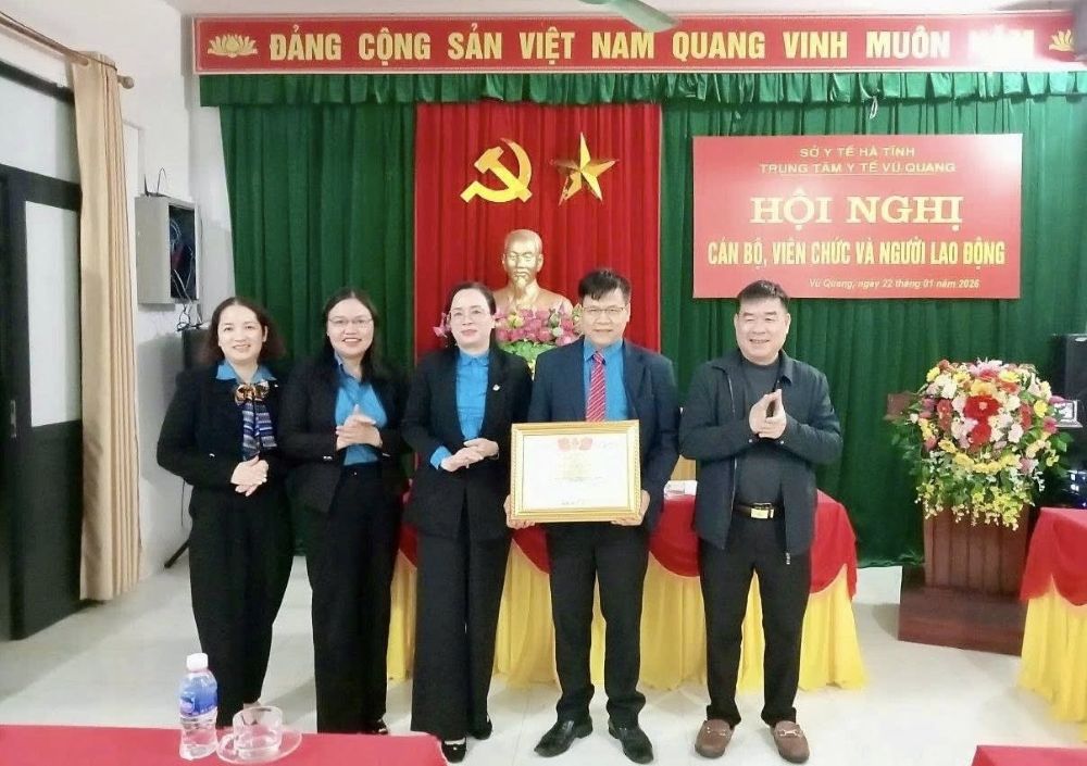 Ha Tinh Provincial Labor Federation presents Tet gifts to union members and workers in difficult circumstances in Vu Quang commune. Photo: Ha Tinh Trade Union