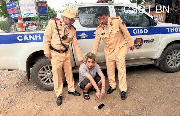 Đối tượng Hoàng Văn Khiêm tàng trữ ma túy bị CSGT bắt giữ cùng tang vật. Ảnh: Công an Bắc Ninh

