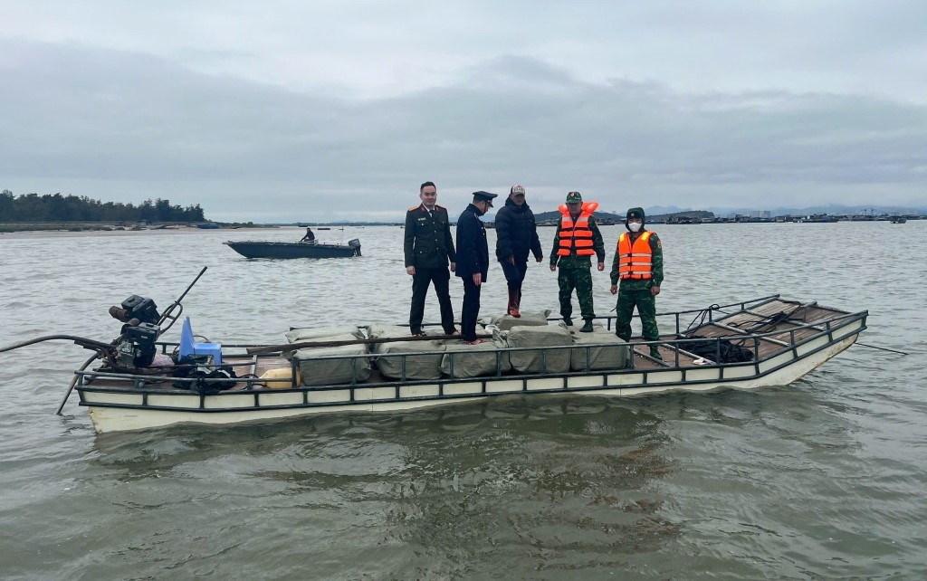 기능 부대는 몽까이에서 출처 불명의 냉동 돼지 내장을 대량으로 압수했습니다. 사진: 꽝닌성 신문 및 라디오, 텔레비전