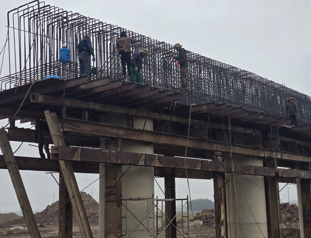 Despite the freezing weather, hundreds of workers are still diligently constructing on the Ninh Binh - Hai Phong expressway construction site. Photo: Dieu Anh