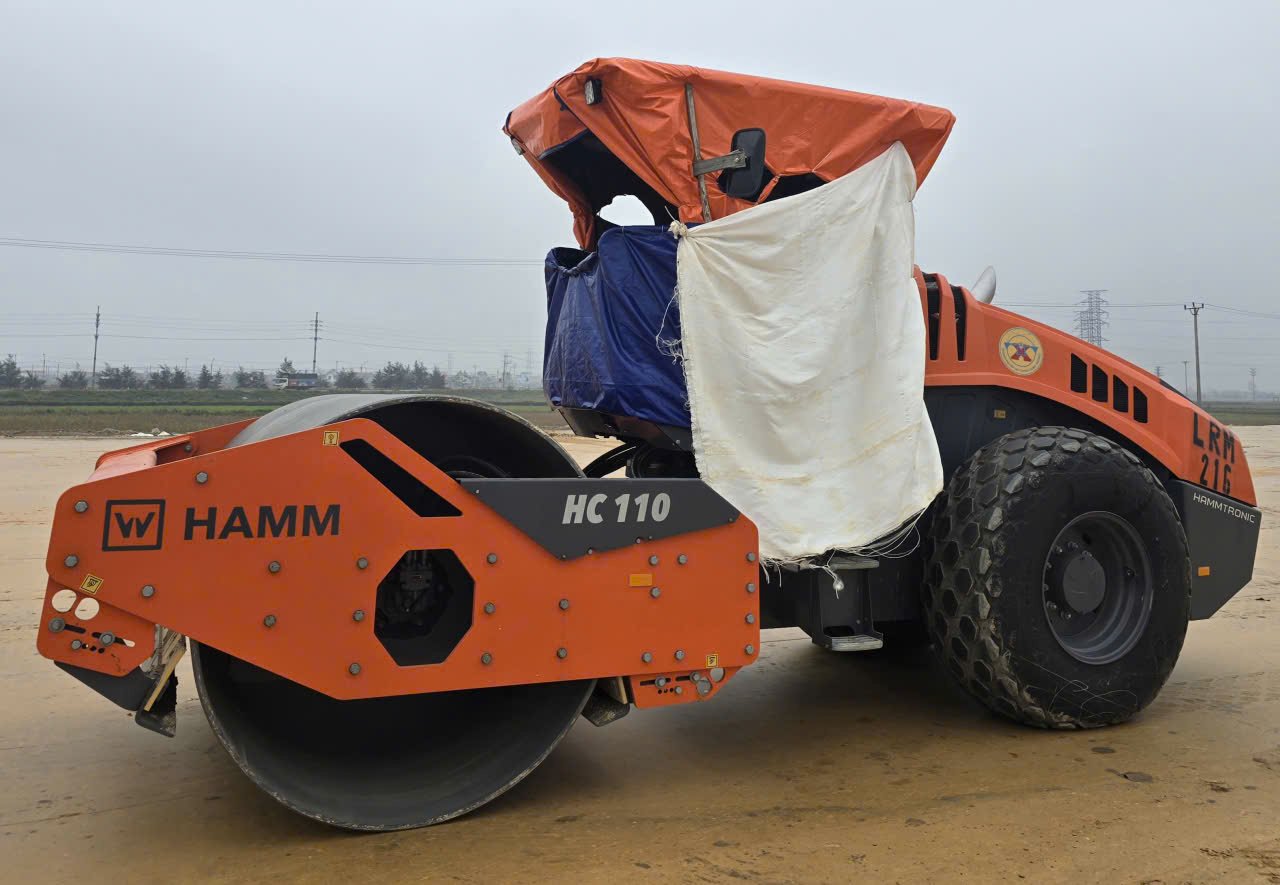 Nhung chiec xe lu duoc che kin cabin de chan gio lua vao. Anh: Dieu Anh