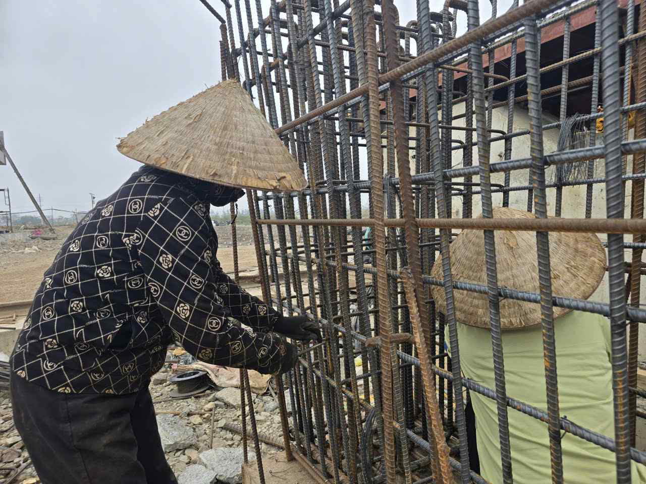 Cong nhan thi cong tren cong truong trong dieu kien thoi tiet gia ret. Anh: Dieu Anh