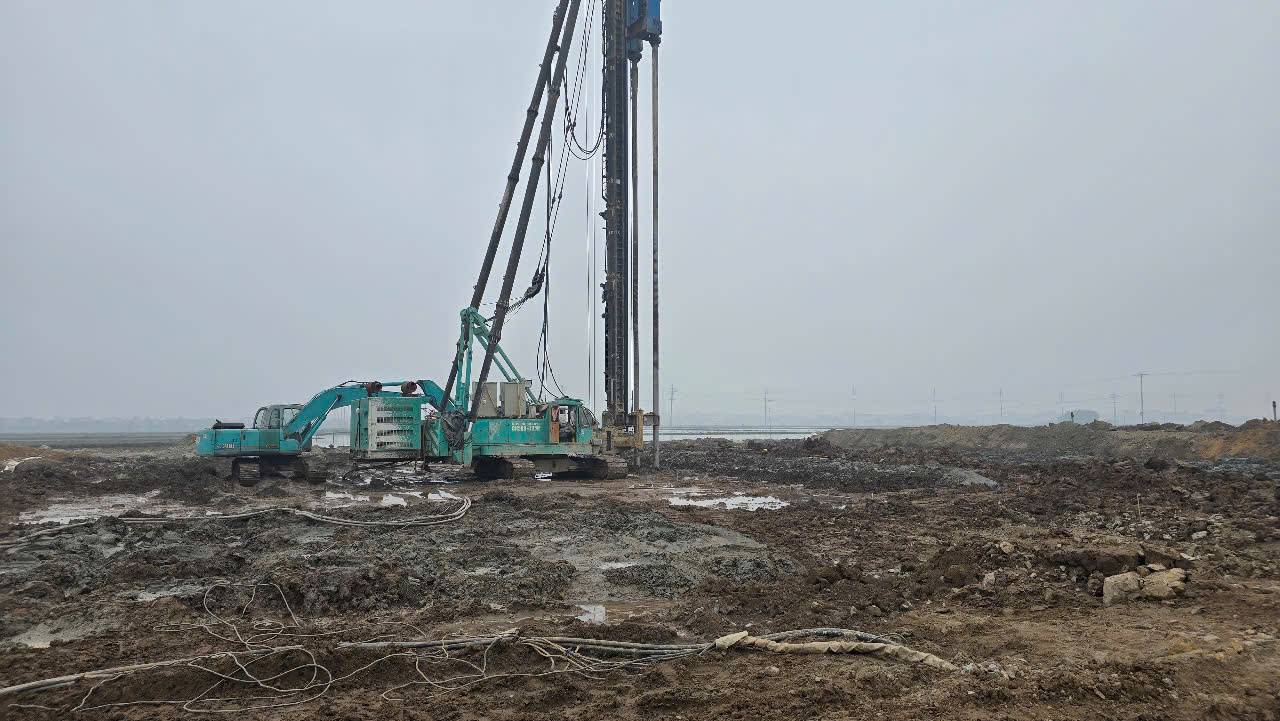 Cac nha thau dang tap trung may moc, nhan luc de day nhanh tien do du an. Anh: Dieu Anh