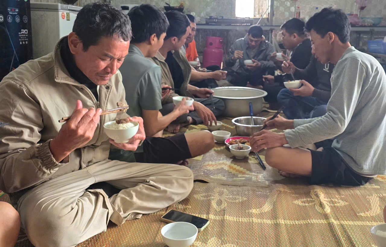 Cong nhan an uong, sinh hoat ngay tai cong truong. Anh: Dieu Anh