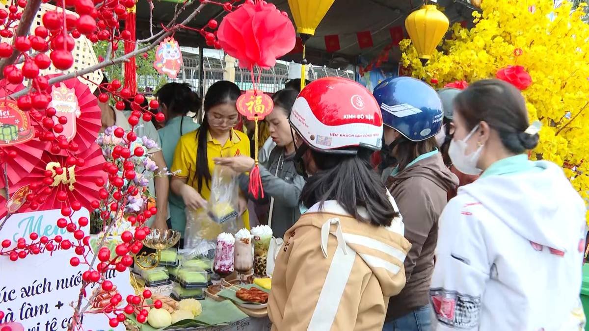 Workers excitedly experience at the culinary booths in the Tet Sum vay program. Photo: Thanh An