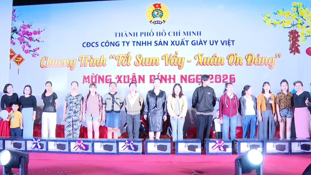 Trao qua cho nguoi lao dong trung thuong trong chuong trinh Tet Sum vay. Anh: Thanh Hai