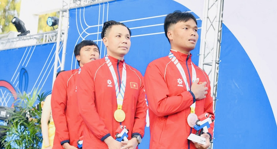 Vo Huynh Anh Khoa (giua) la guong mat dat ket qua tot cua boi nguoi khuyet tat Viet Nam o Thai Lan nam nay. Anh: Thai Duong